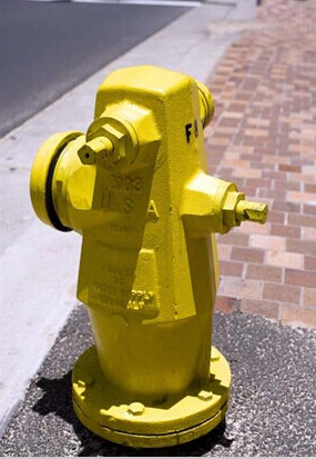 黄色消防栓