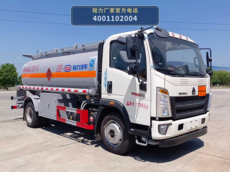 CL5120GYY6BWG型重汽豪沃8.3方运油车 整车主图